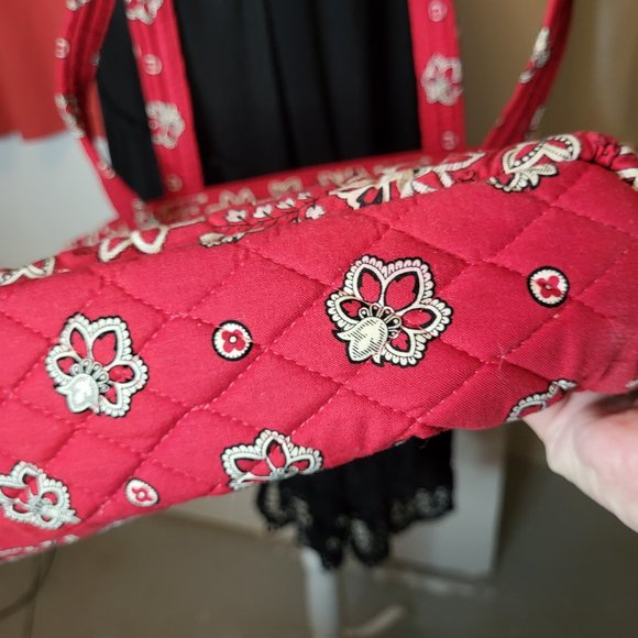 Vera Bradley Quilted Purse, Red, Black & Cream Floral Pattern. Front Flap Pocket - Picture 5 of 10